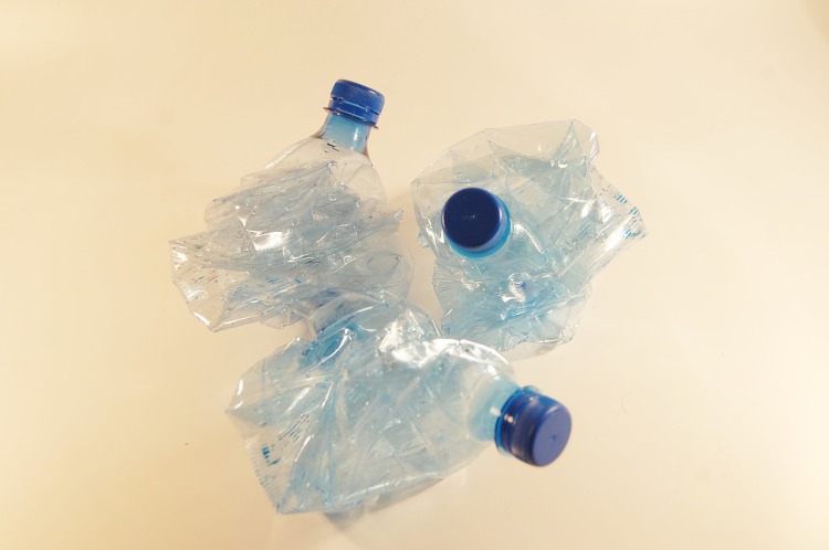 plastic-bottles-621359_1280
